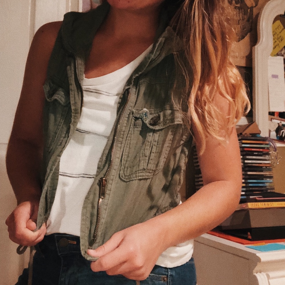 green sleeveless army jacket vest